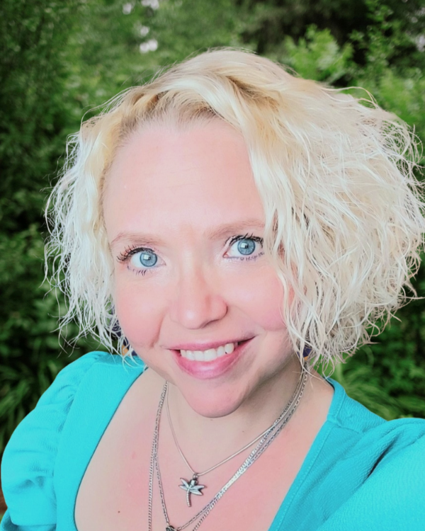 Therapist Profile Headshot - Caroline Brousseau - Therapist Social Worker