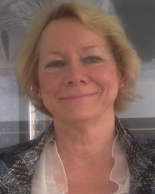 Therapist Profile Headshot - Catherine Roach - Registered Psychotherapist