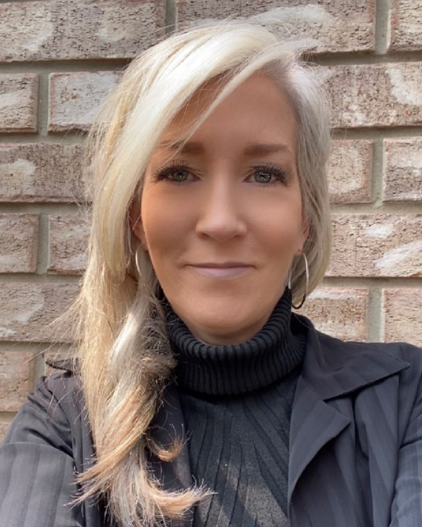 Therapist Profile Headshot - Wendy - Therapist Social Worker