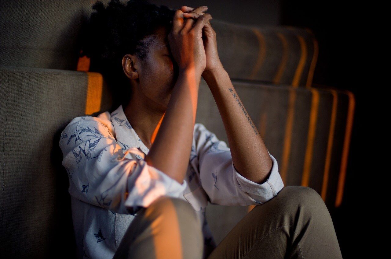 signs of narcissistic abuse, upset woman
